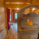 Red Robin Nest Apartment