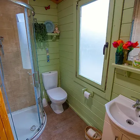 Red Robin Nest Apartment